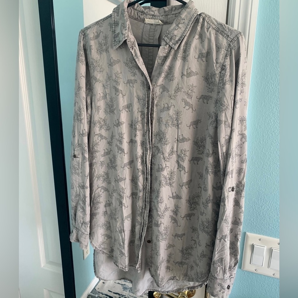 Jane and Delancey Gray Leopard Button Down Shirt Women's Medium